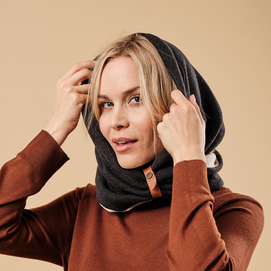 Gillio- warmer Kapuzenschal, reversible in Beige und Grau. Frau mit dem Schal an und zieht an die Kapuze. beige Hintergrund #farbe_anthrazit-beige #color_anthrazit-beige