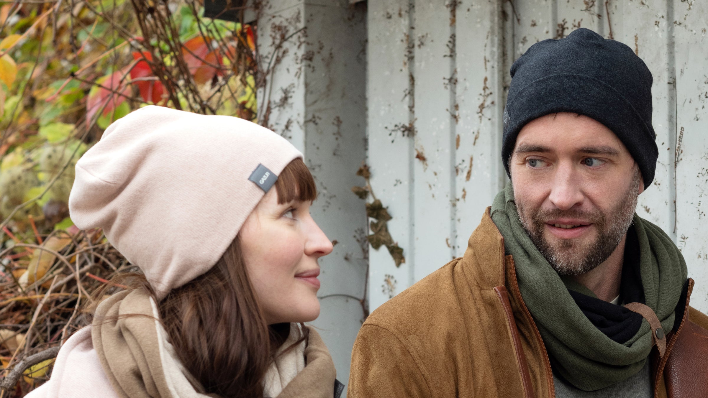 Mann und Frau tragen handgemachte Winter Beanies aus Berlin