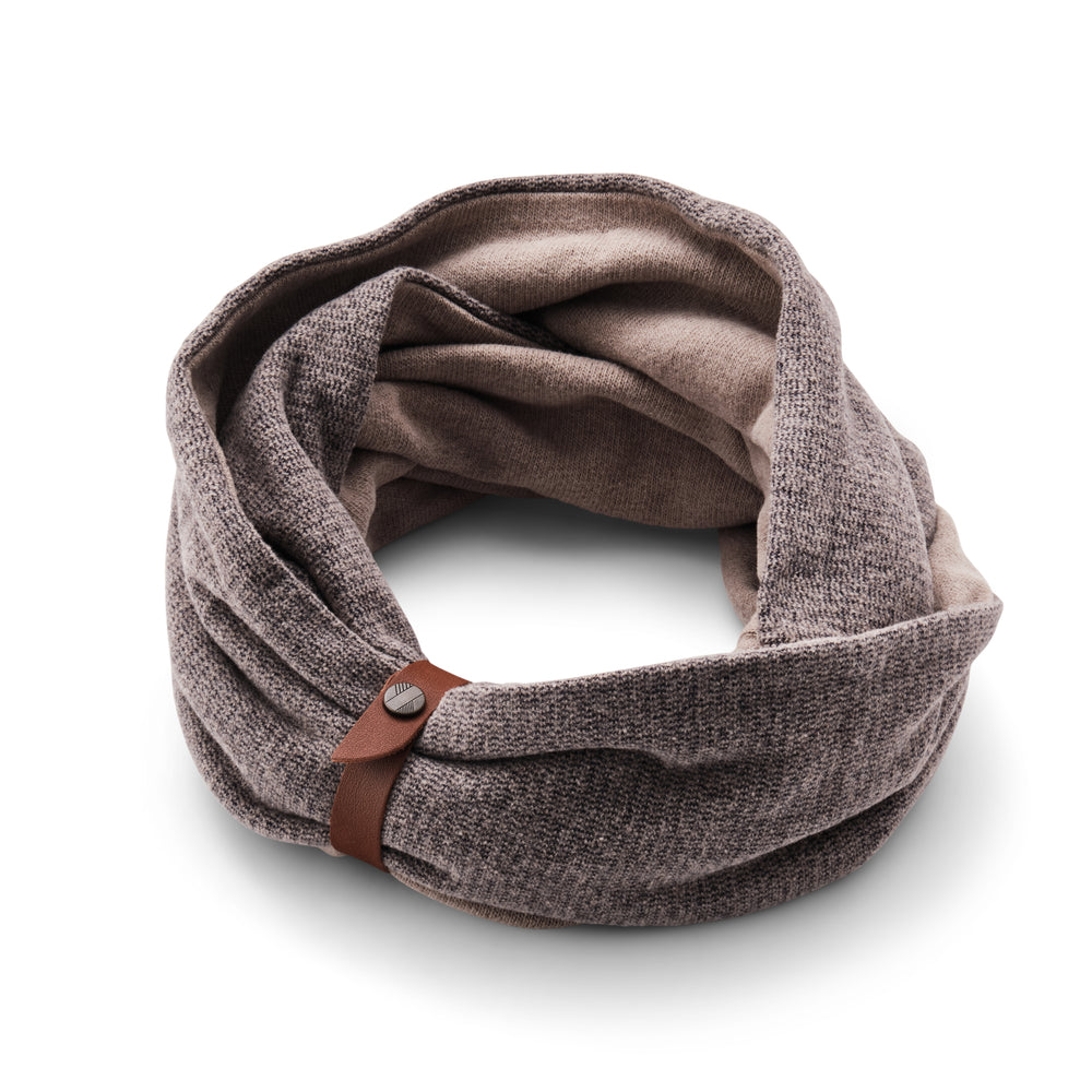 Alba beige Loopschal mit Lederbandverslchuss. Weißer Hintergrund#farbe_beige-muster