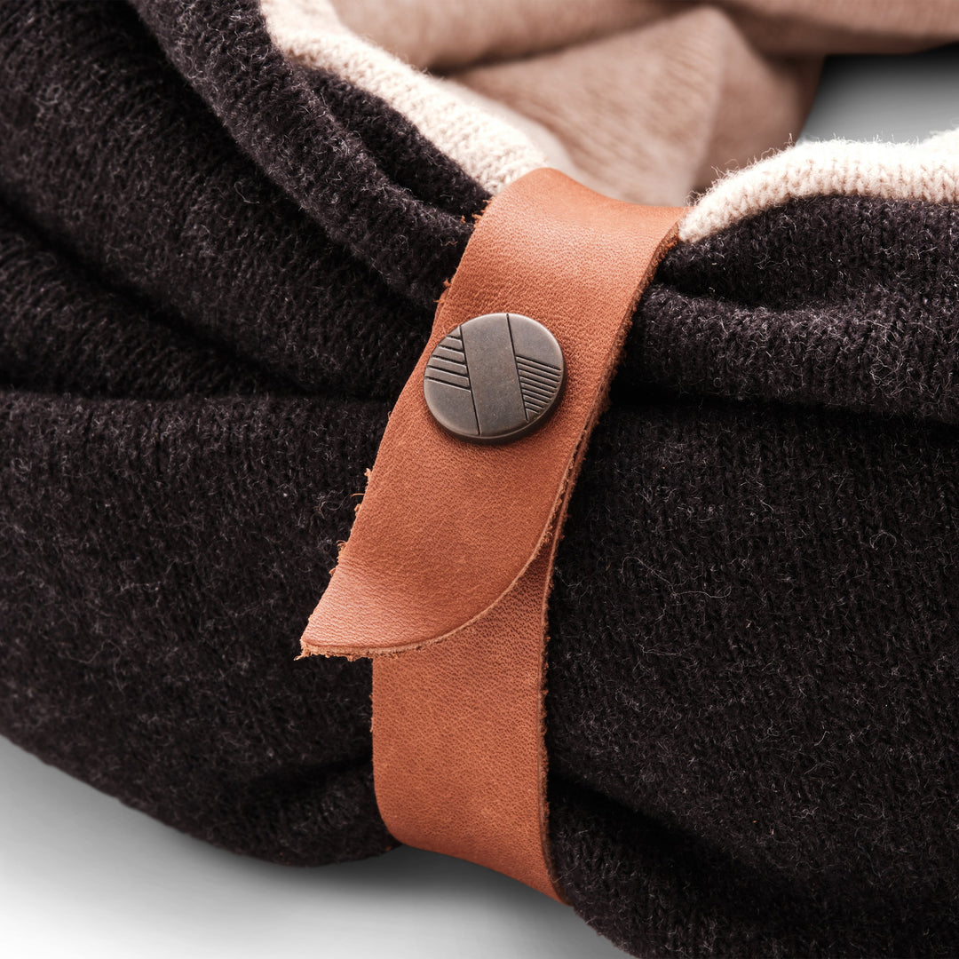Gillio Loopschal Zweiseitig Dunkelgrau und Beige. Close-up des braunen Lederbandversclusses. weisser Hintergrund#farbe_anthrazit-beige