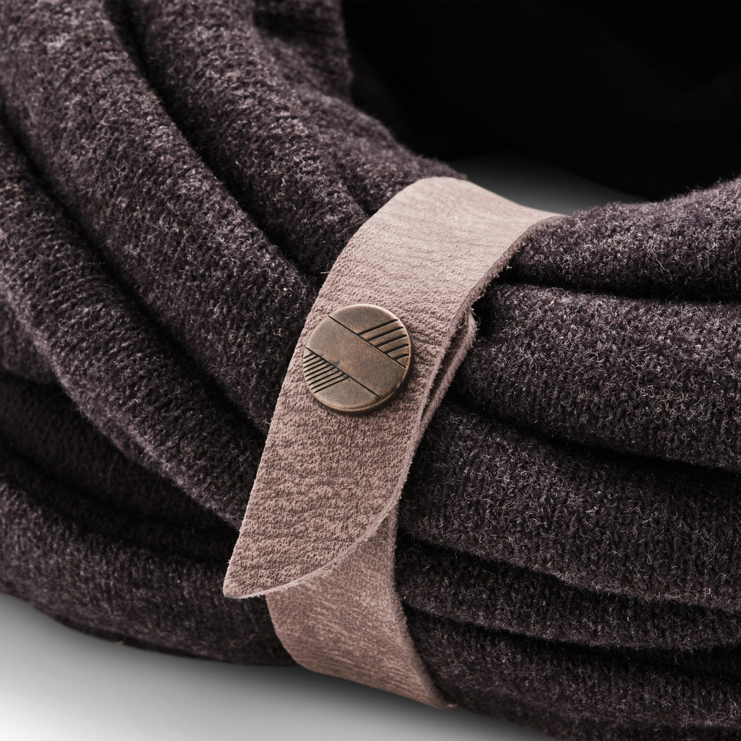 Gillio Schwarz und Grau reversible Loopschal mit braunem Lederbandverschluss. Weisser Hintergrund#farbe_anthrazit-schwarz