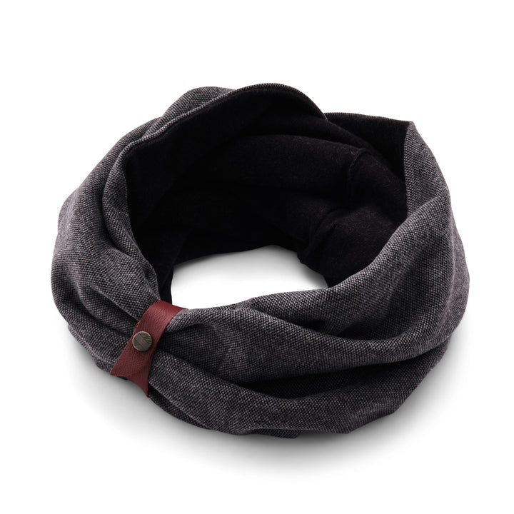Suit schwarzer winter Loopschal mit einem rotbraunem Lederbandverschluss. weisser HIntergrund#farbe_schwarz
